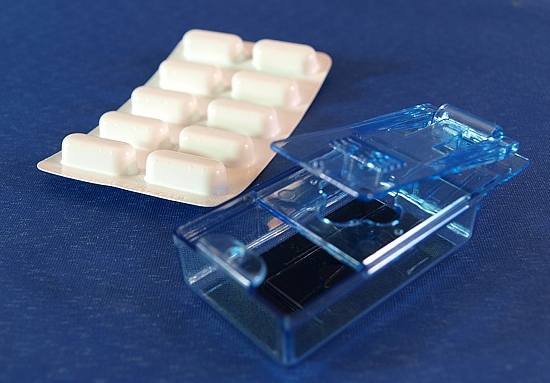 Tabletten-Stanzer - Erleichtert das Ausstanzen von Tableten aus der Folienpackung - mit Auffangkammer 4,70EUR